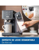 Cafetera Oster para Espresso y Capuccino BVSTEM5501B Negro